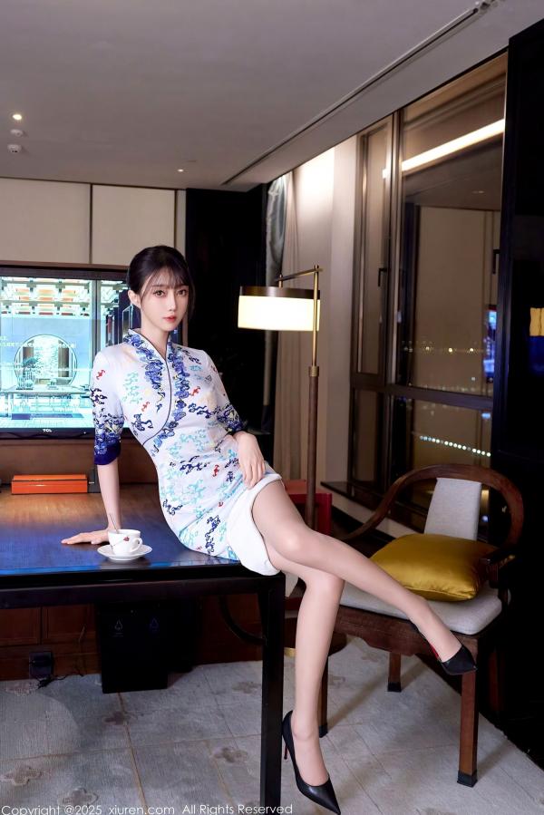    XiuRen秀人网 10741 玥儿玥er 白色蓝印花短旗袍肉丝诱惑 室内私房美腿写真第10张图片