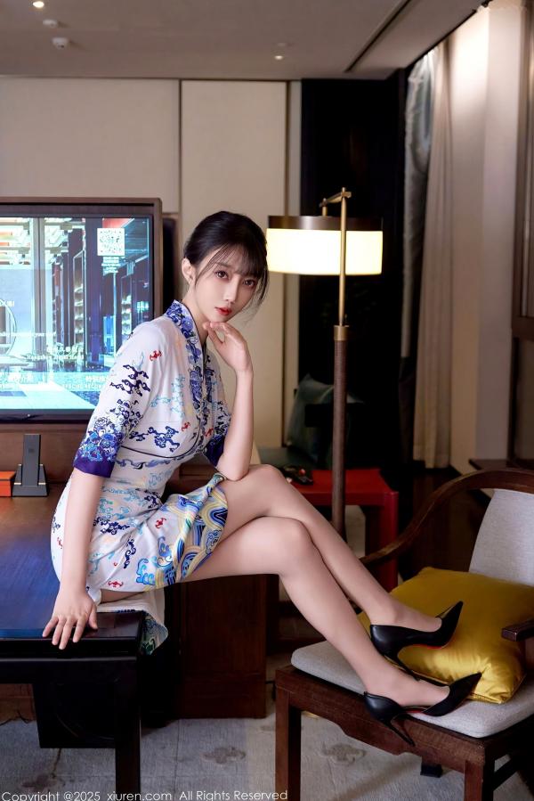    XiuRen秀人网 10741 玥儿玥er 白色蓝印花短旗袍肉丝诱惑 室内私房美腿写真第17张图片