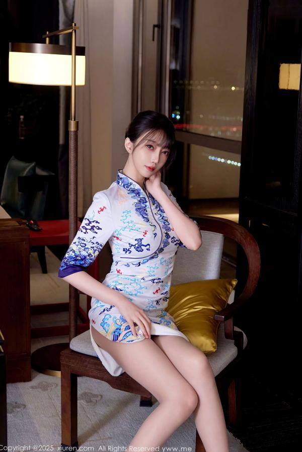    XiuRen秀人网 10741 玥儿玥er 白色蓝印花短旗袍肉丝诱惑 室内私房美腿写真第24张图片
