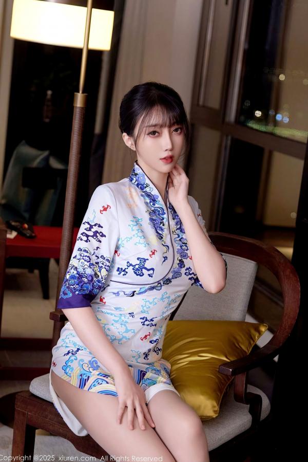    XiuRen秀人网 10741 玥儿玥er 白色蓝印花短旗袍肉丝诱惑 室内私房美腿写真第26张图片