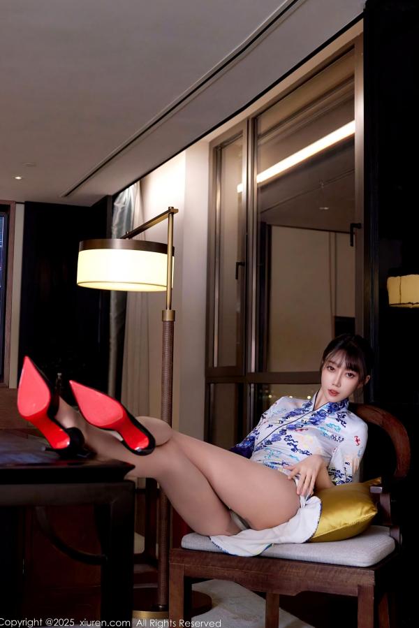    XiuRen秀人网 10741 玥儿玥er 白色蓝印花短旗袍肉丝诱惑 室内私房美腿写真第35张图片