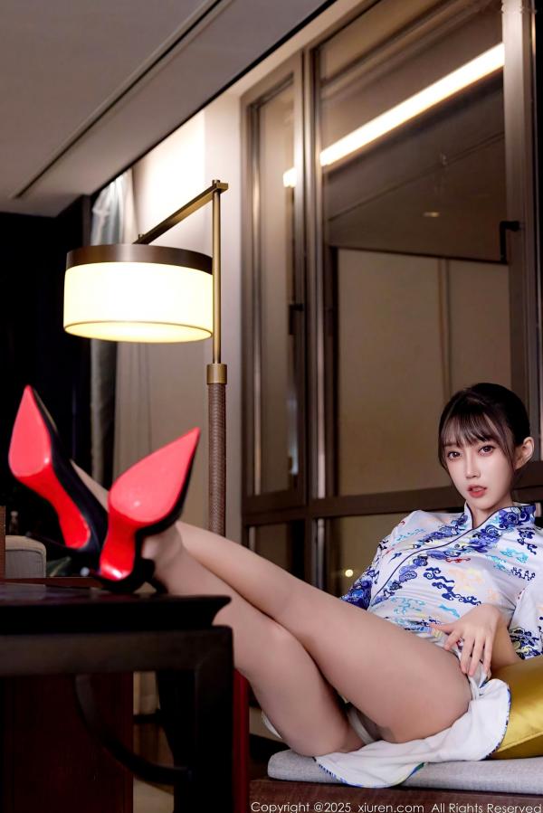    XiuRen秀人网 10741 玥儿玥er 白色蓝印花短旗袍肉丝诱惑 室内私房美腿写真第36张图片