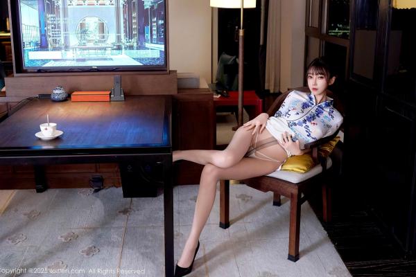    XiuRen秀人网 10741 玥儿玥er 白色蓝印花短旗袍肉丝诱惑 室内私房美腿写真第40张图片