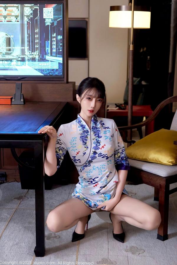    XiuRen秀人网 10741 玥儿玥er 白色蓝印花短旗袍肉丝诱惑 室内私房美腿写真第41张图片