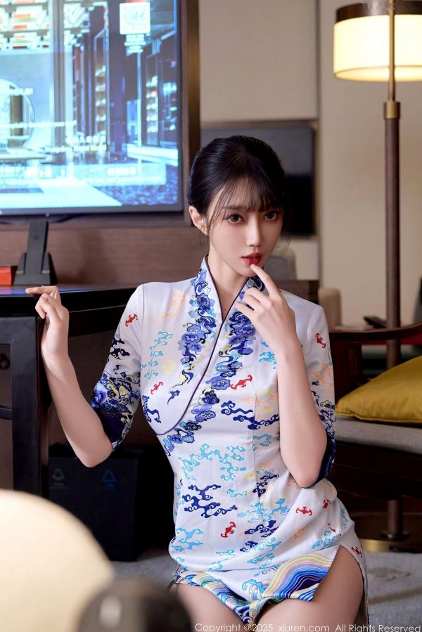    XiuRen秀人网 10741 玥儿玥er 白色蓝印花短旗袍肉丝诱惑 室内私房美腿写真第45张图片