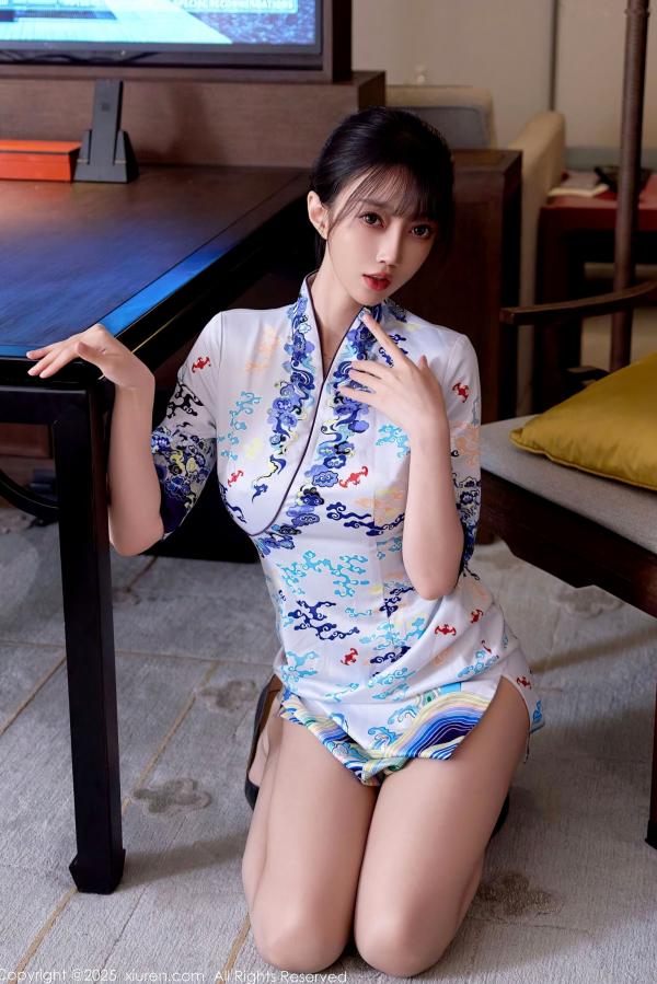    XiuRen秀人网 10741 玥儿玥er 白色蓝印花短旗袍肉丝诱惑 室内私房美腿写真第46张图片