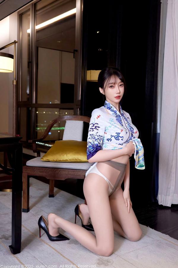    XiuRen秀人网 10741 玥儿玥er 白色蓝印花短旗袍肉丝诱惑 室内私房美腿写真第51张图片