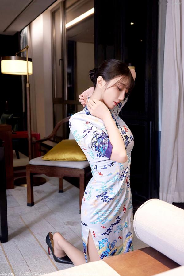    XiuRen秀人网 10741 玥儿玥er 白色蓝印花短旗袍肉丝诱惑 室内私房美腿写真第52张图片