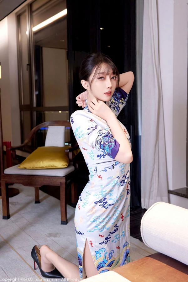    XiuRen秀人网 10741 玥儿玥er 白色蓝印花短旗袍肉丝诱惑 室内私房美腿写真第53张图片