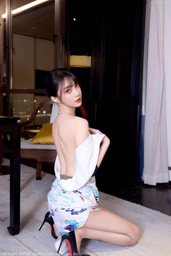    XiuRen秀人网 10741 玥儿玥er 白色蓝印花短旗袍肉丝诱惑 室内私房美腿写真第55张图片