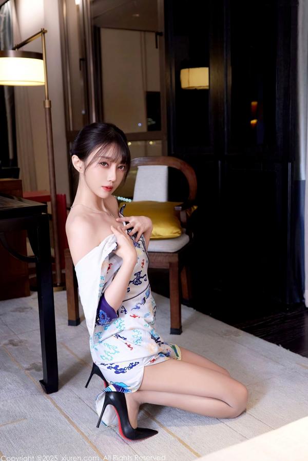    XiuRen秀人网 10741 玥儿玥er 白色蓝印花短旗袍肉丝诱惑 室内私房美腿写真第56张图片