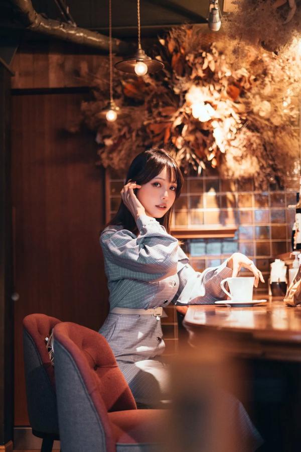    Ely_eee(ElyEE子) - Afternoon Gathering 午后咖啡馆日系治愈街拍写真第10张图片