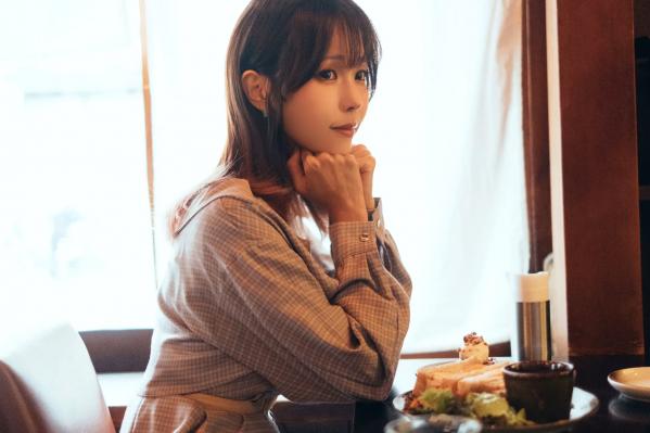    Ely_eee(ElyEE子) - Afternoon Gathering 午后咖啡馆日系治愈街拍写真第21张图片