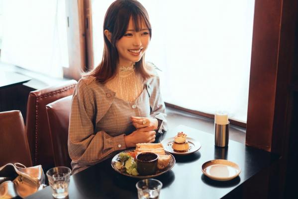    Ely_eee(ElyEE子) - Afternoon Gathering 午后咖啡馆日系治愈街拍写真第23张图片