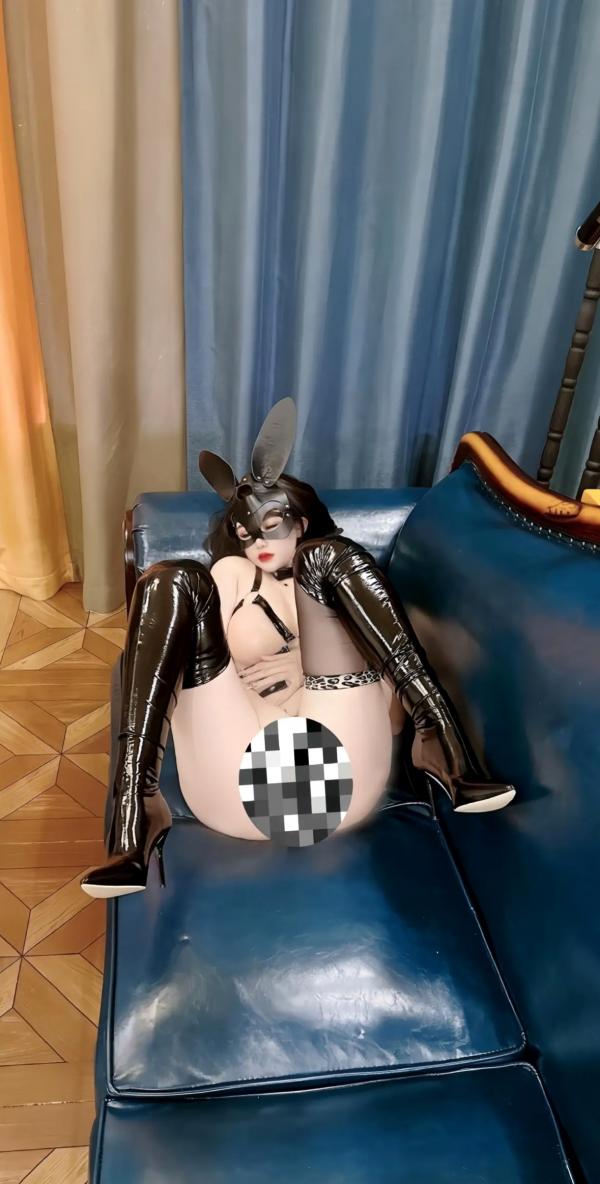    娜娜小姨 - 绑带连体衣豹纹袜 室内楼梯浴室性感美臀皮靴私房写真第4张图片
