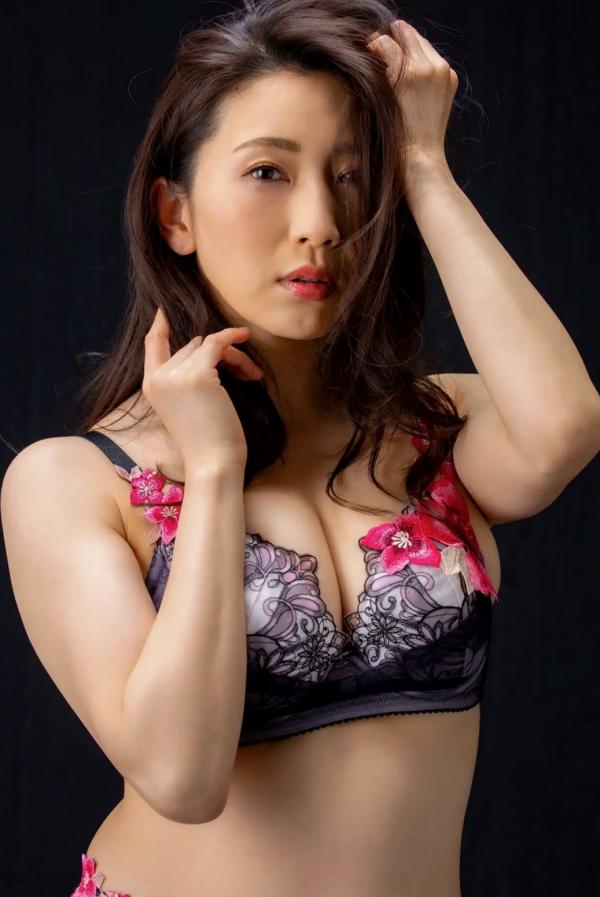    《妃ひかり - 絶対的「大人」のセクシーポーズブック》日本性感女神大尺度姿势写真 极品身材成熟诱惑第12张图片