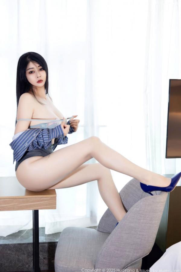    [HuaYang花漾] NO.651 凯竹Quinn 职场性感OL条纹衬衫灰短裙肉丝美腿诱惑写真第21张图片