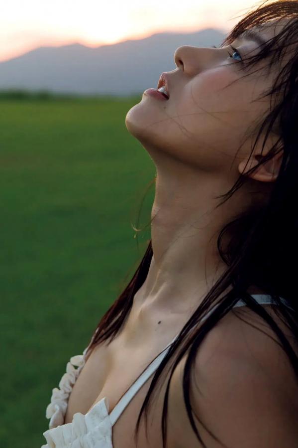    志田音々 - 優雅な挑発：日本清纯女神海边沙滩比基尼与性感私房写真第15张图片
