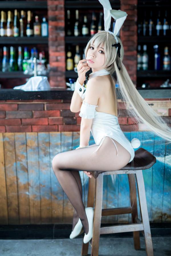    白金Saki 五更琉璃 性感白色兔女郎黑丝台球桌COS写真第1张图片