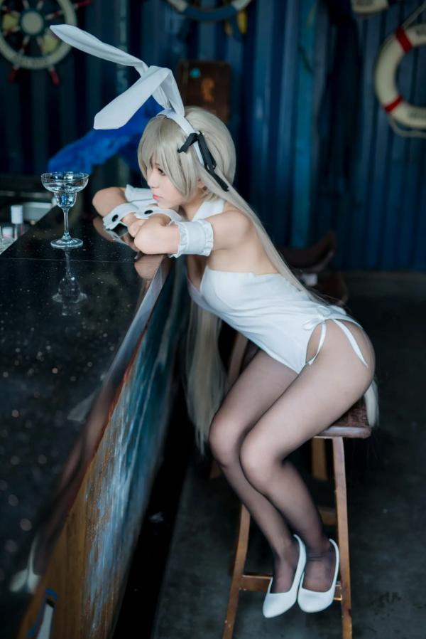   白金Saki 五更琉璃 性感白色兔女郎黑丝台球桌COS写真第3张图片
