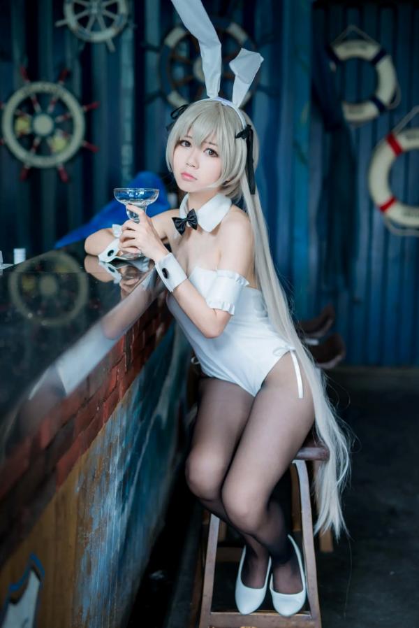   白金Saki 五更琉璃 性感白色兔女郎黑丝台球桌COS写真第4张图片