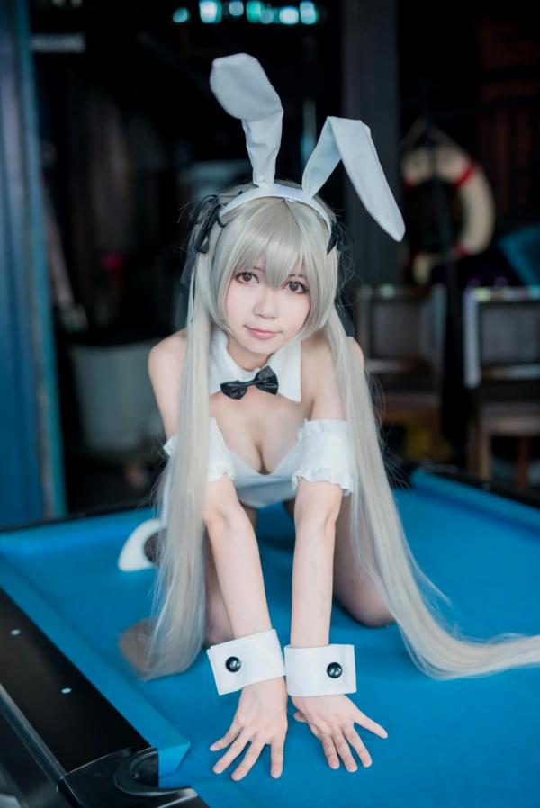    白金Saki 五更琉璃 性感白色兔女郎黑丝台球桌COS写真第8张图片