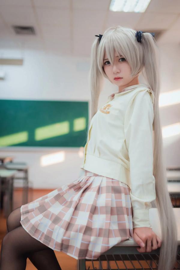    白金Saki 教室日系校服黑丝美腿萌系Cosplay写真第3张图片