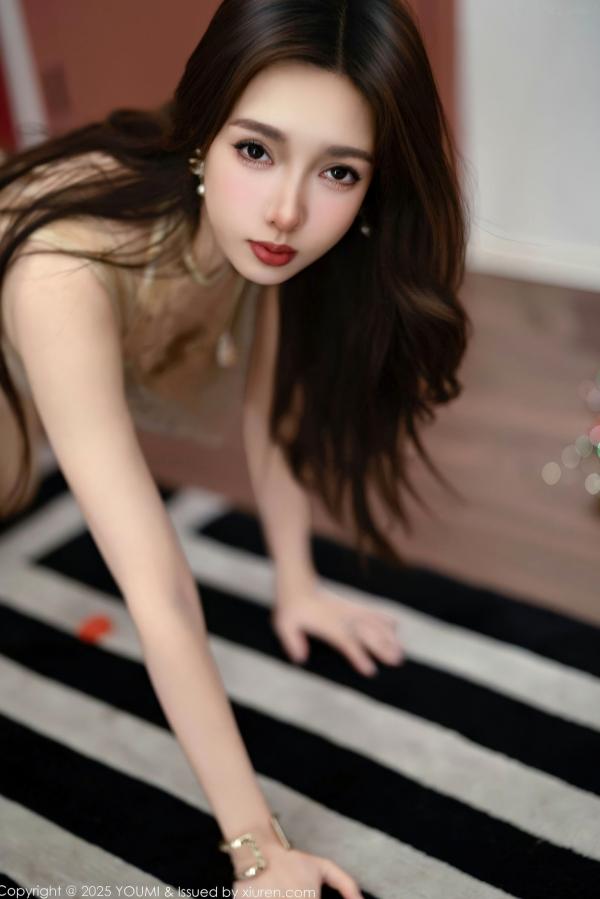    YouMi尤蜜荟-1191-Twins-桃桃-金色闪亮连衣短裙肉色丝袜吊带美腿红酒私房写真第22张图片