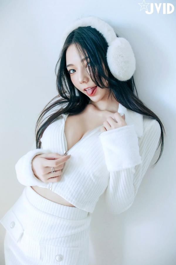    [JVID] 啾啾 - 純白性感圣诞私房写真 纯欲深V美胸甜美诱惑第3张图片