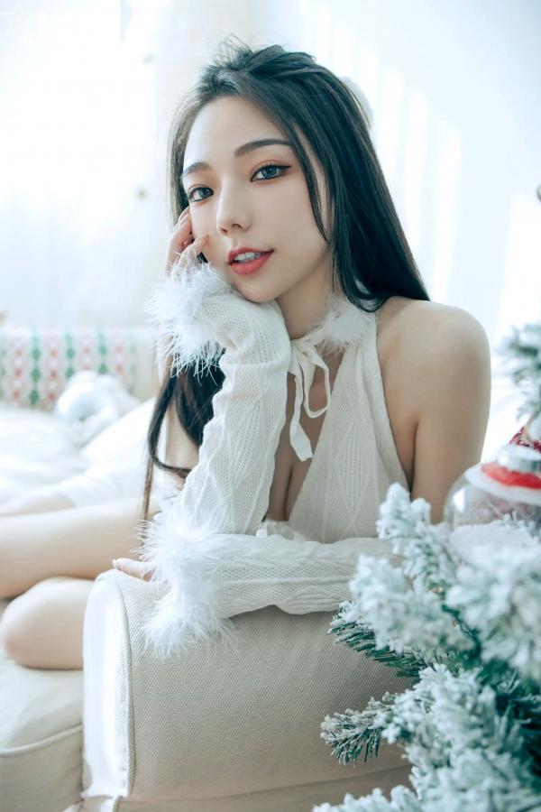    [JVID] 啾啾 - 純白性感圣诞私房写真 纯欲深V美胸甜美诱惑第6张图片