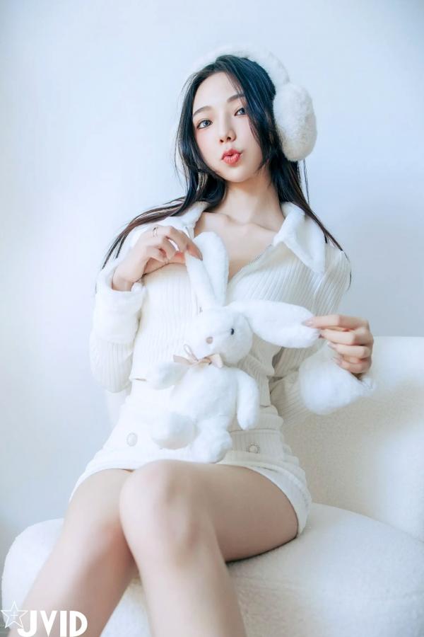    [JVID] 啾啾 - 純白性感圣诞私房写真 纯欲深V美胸甜美诱惑第7张图片