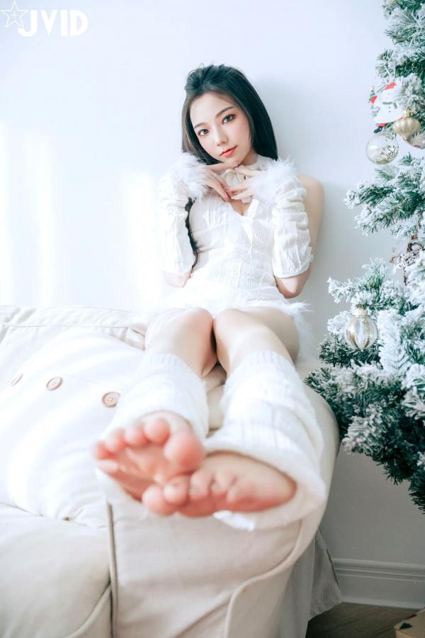    [JVID] 啾啾 - 純白性感圣诞私房写真 纯欲深V美胸甜美诱惑第10张图片