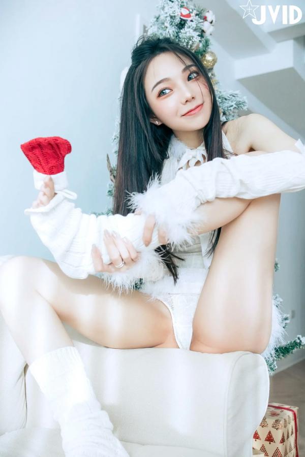    [JVID] 啾啾 - 純白性感圣诞私房写真 纯欲深V美胸甜美诱惑第11张图片