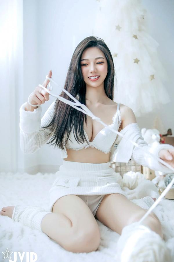    [JVID] 啾啾 - 純白性感圣诞私房写真 纯欲深V美胸甜美诱惑第13张图片