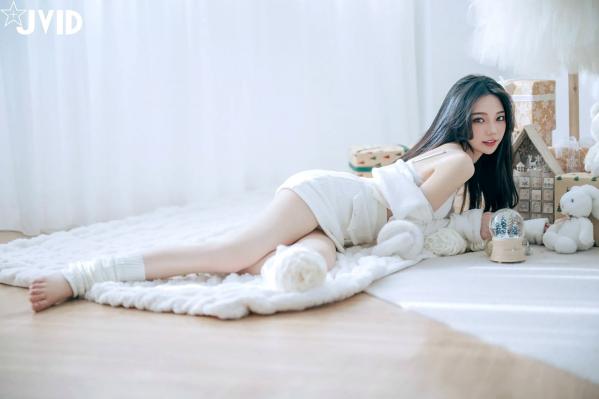    [JVID] 啾啾 - 純白性感圣诞私房写真 纯欲深V美胸甜美诱惑第14张图片