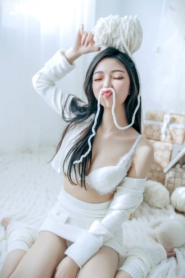    [JVID] 啾啾 - 純白性感圣诞私房写真 纯欲深V美胸甜美诱惑第15张图片