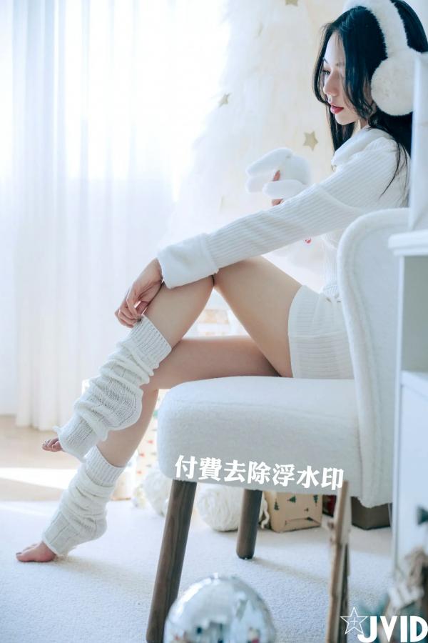    [JVID] 啾啾 - 純白性感圣诞私房写真 纯欲深V美胸甜美诱惑第20张图片
