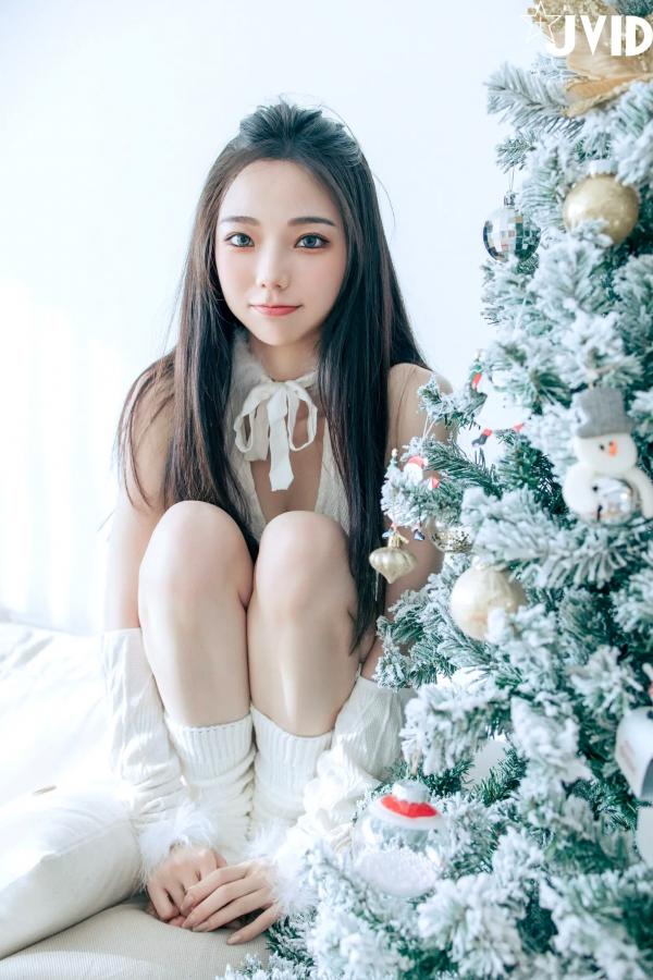    [JVID] 啾啾 - 純白性感圣诞私房写真 纯欲深V美胸甜美诱惑第26张图片