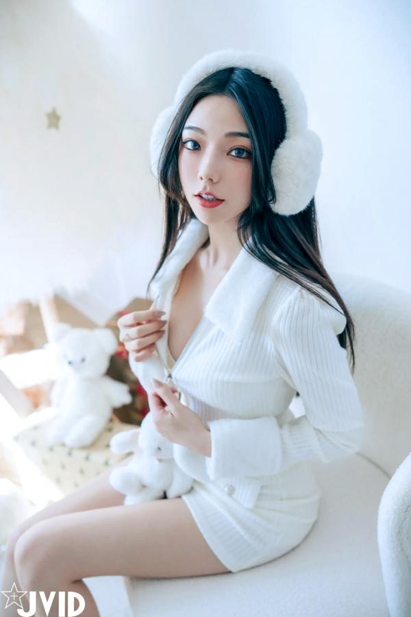    [JVID] 啾啾 - 純白性感圣诞私房写真 纯欲深V美胸甜美诱惑第28张图片