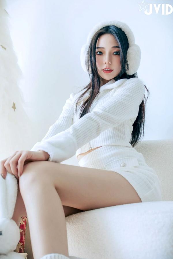    [JVID] 啾啾 - 純白性感圣诞私房写真 纯欲深V美胸甜美诱惑第29张图片