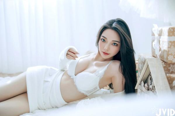    [JVID] 啾啾 - 純白性感圣诞私房写真 纯欲深V美胸甜美诱惑第32张图片