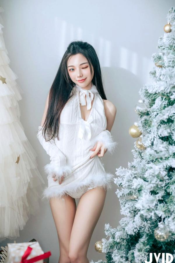    [JVID] 啾啾 - 純白性感圣诞私房写真 纯欲深V美胸甜美诱惑第34张图片