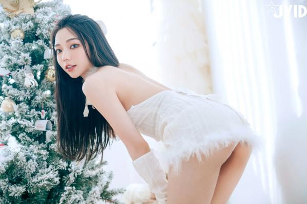    [JVID] 啾啾 - 純白性感圣诞私房写真 纯欲深V美胸甜美诱惑第35张图片