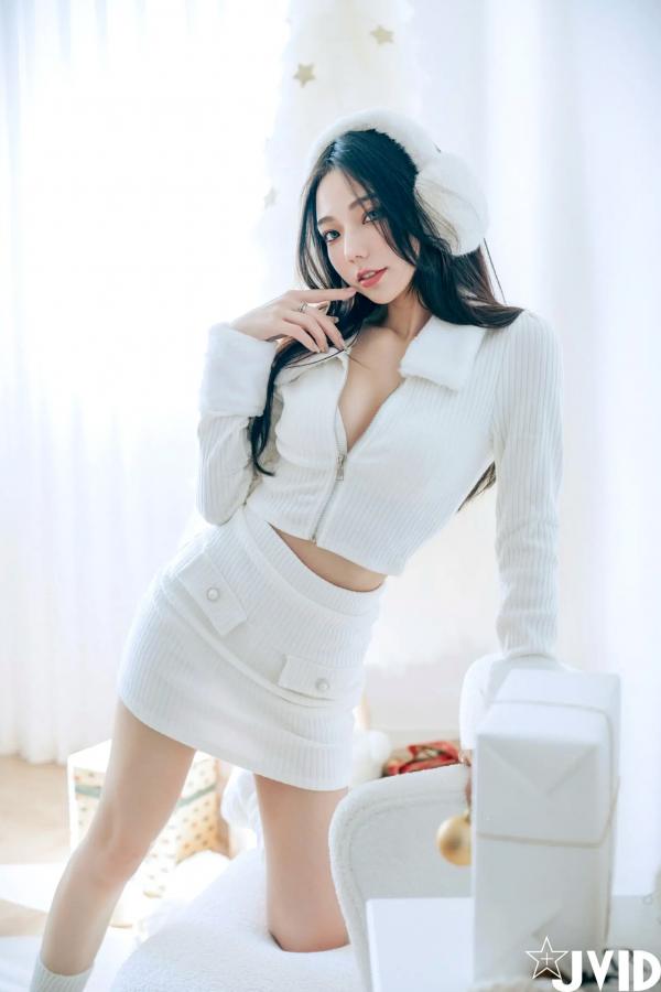    [JVID] 啾啾 - 純白性感圣诞私房写真 纯欲深V美胸甜美诱惑第38张图片