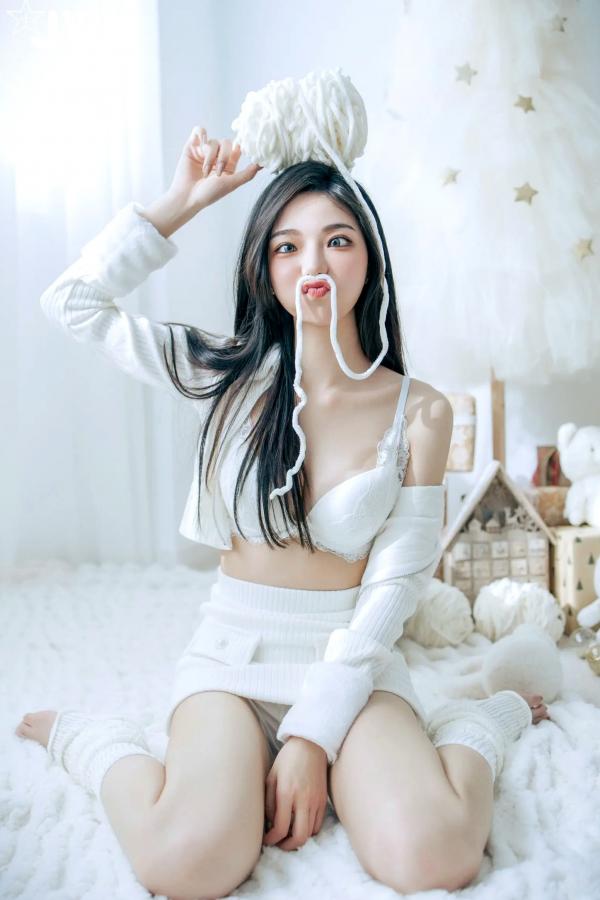    [JVID] 啾啾 - 純白性感圣诞私房写真 纯欲深V美胸甜美诱惑第40张图片