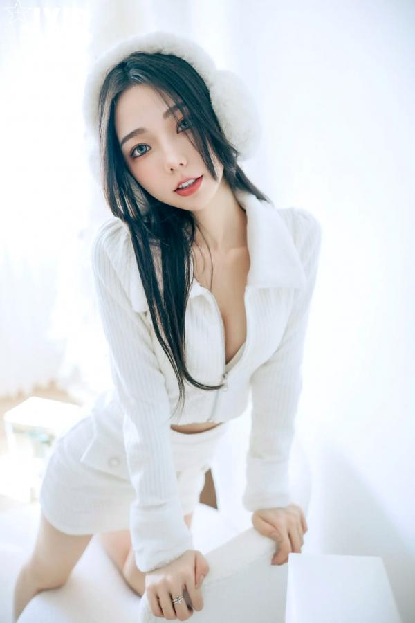    [JVID] 啾啾 - 純白性感圣诞私房写真 纯欲深V美胸甜美诱惑第41张图片