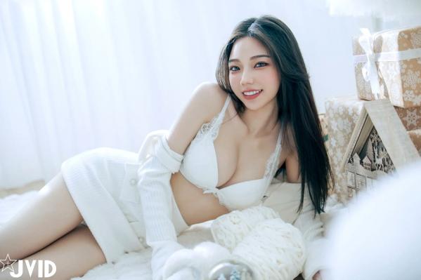    [JVID] 啾啾 - 純白性感圣诞私房写真 纯欲深V美胸甜美诱惑第46张图片
