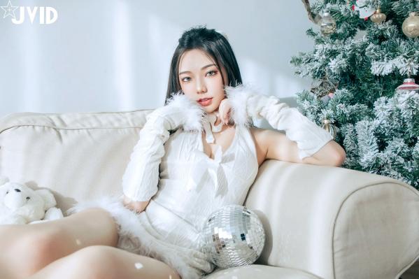    [JVID] 啾啾 - 純白性感圣诞私房写真 纯欲深V美胸甜美诱惑第55张图片