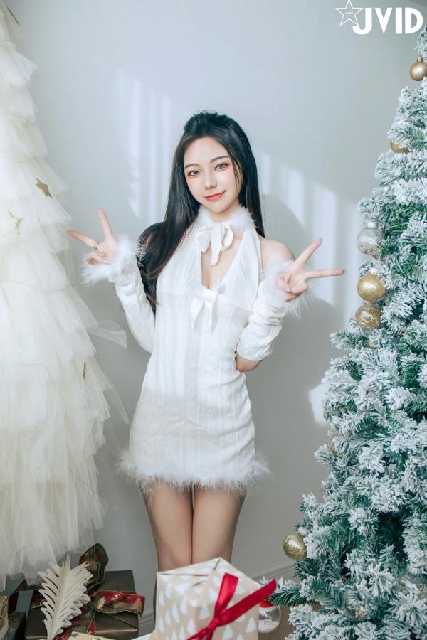    [JVID] 啾啾 - 純白性感圣诞私房写真 纯欲深V美胸甜美诱惑第57张图片
