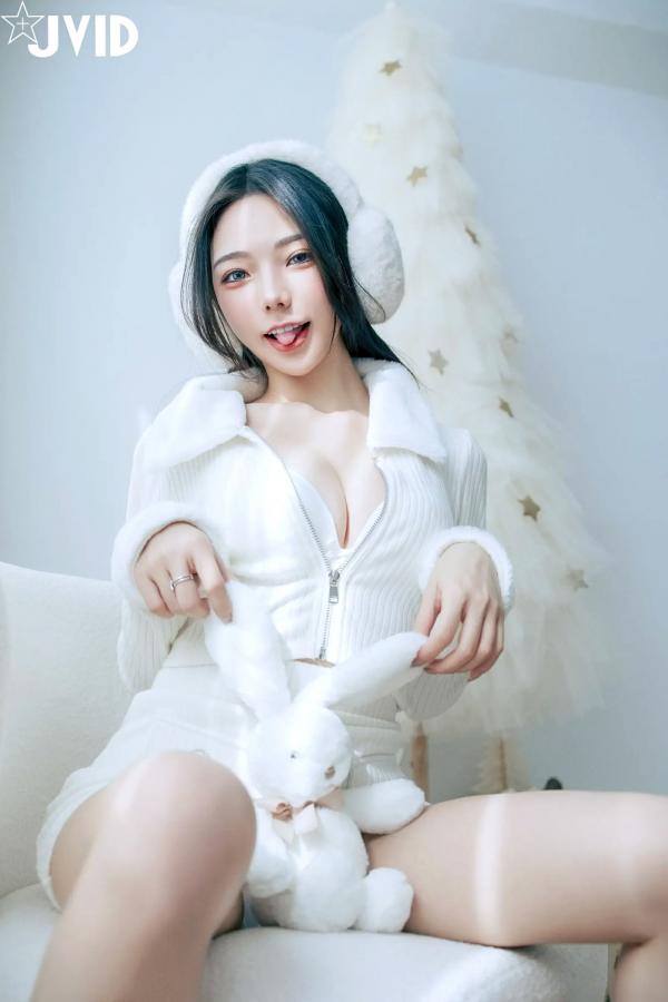   [JVID] 啾啾 - 純白性感圣诞私房写真 纯欲深V美胸甜美诱惑第60张图片